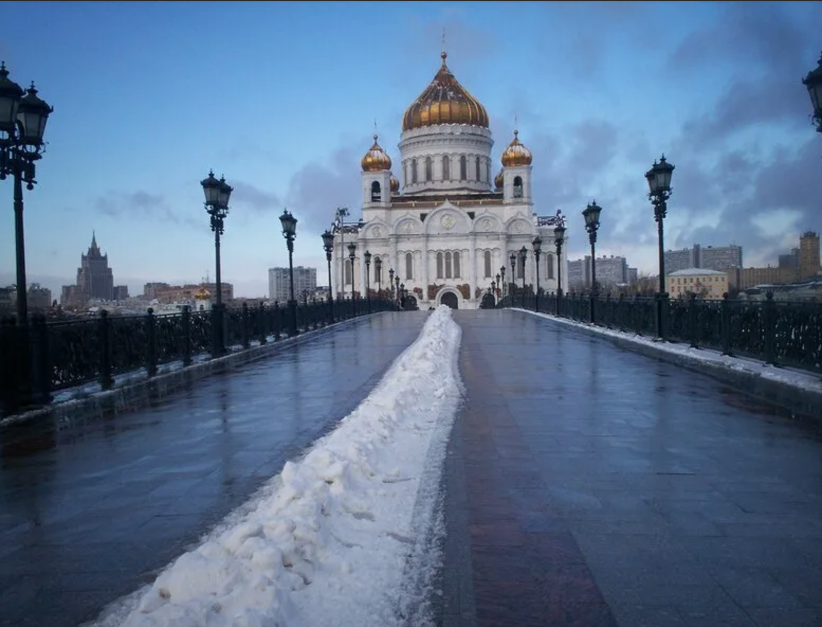 Храм христа спасителя метро кропоткинская. Храм Христа Спасителя на Кропоткинской в Москве. Москва метро Кропоткинская храм Спасителя храм. Патриарший мост (метро Кропоткинская)..