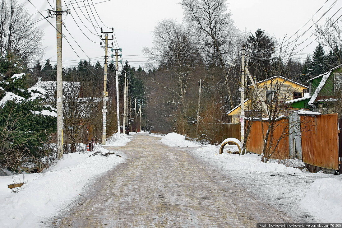 Дорога, столбы, заборы. Вот она подмосковная дыра 