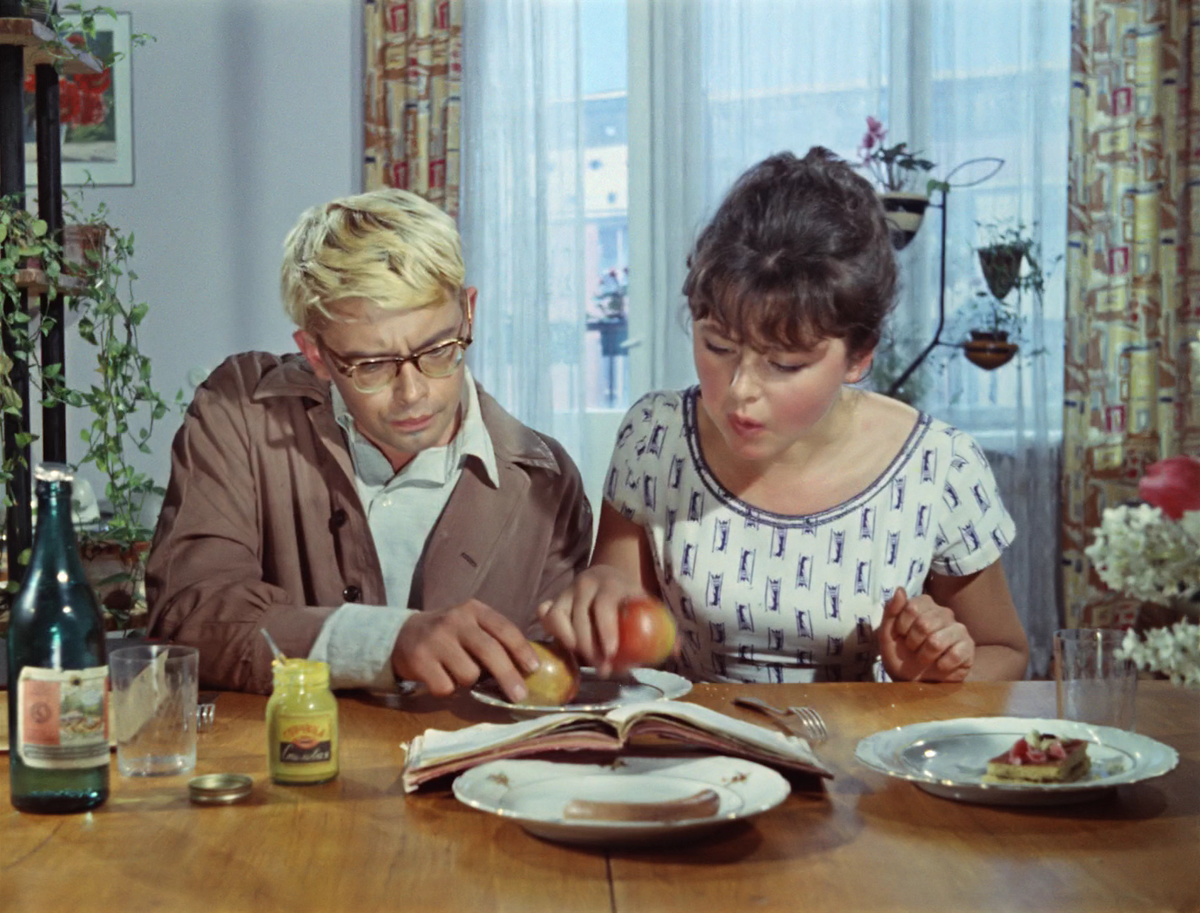 Кадр из кинофильма "Операция "Ы" и другие приключения Шурика"  1965 года