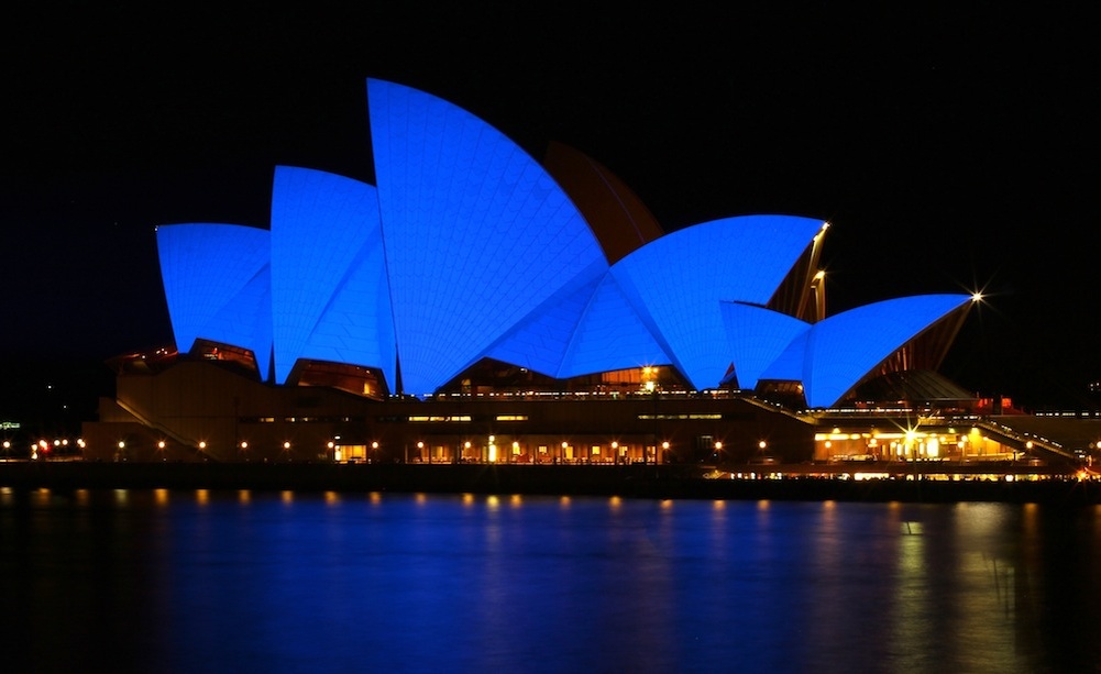 2 апреля — Всемирный день аутизма.  По всему миру зажигаются синие огни. Синим светом подсвечиваются здания, памятники, мосты и другие постройки в разных городах. Фото: nuestromundoazul.com