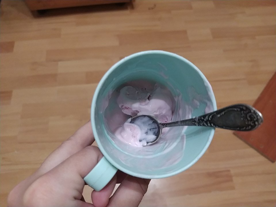Ванечка угостил мороженкой. С ней любые воспоминания становятся приятней😁