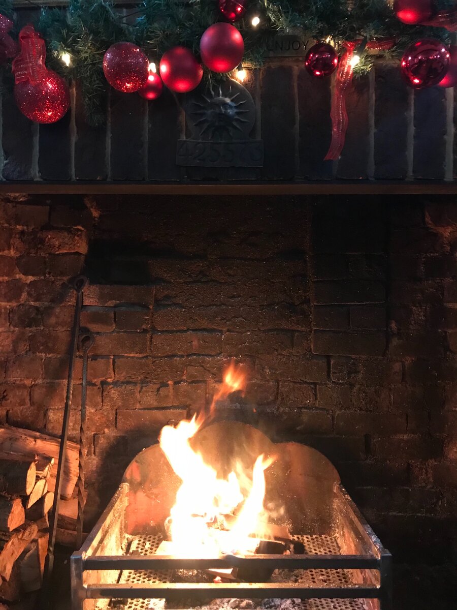 В холодные дни в пабах традиционно горит камин. Фотография из личного архива