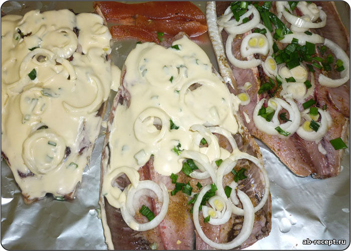 Селедка в духовке с луком