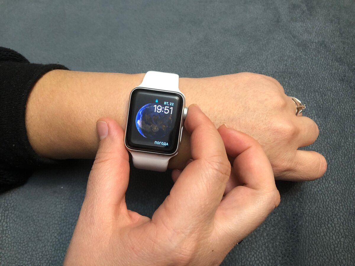  Показываю свои часы Apple Watch.