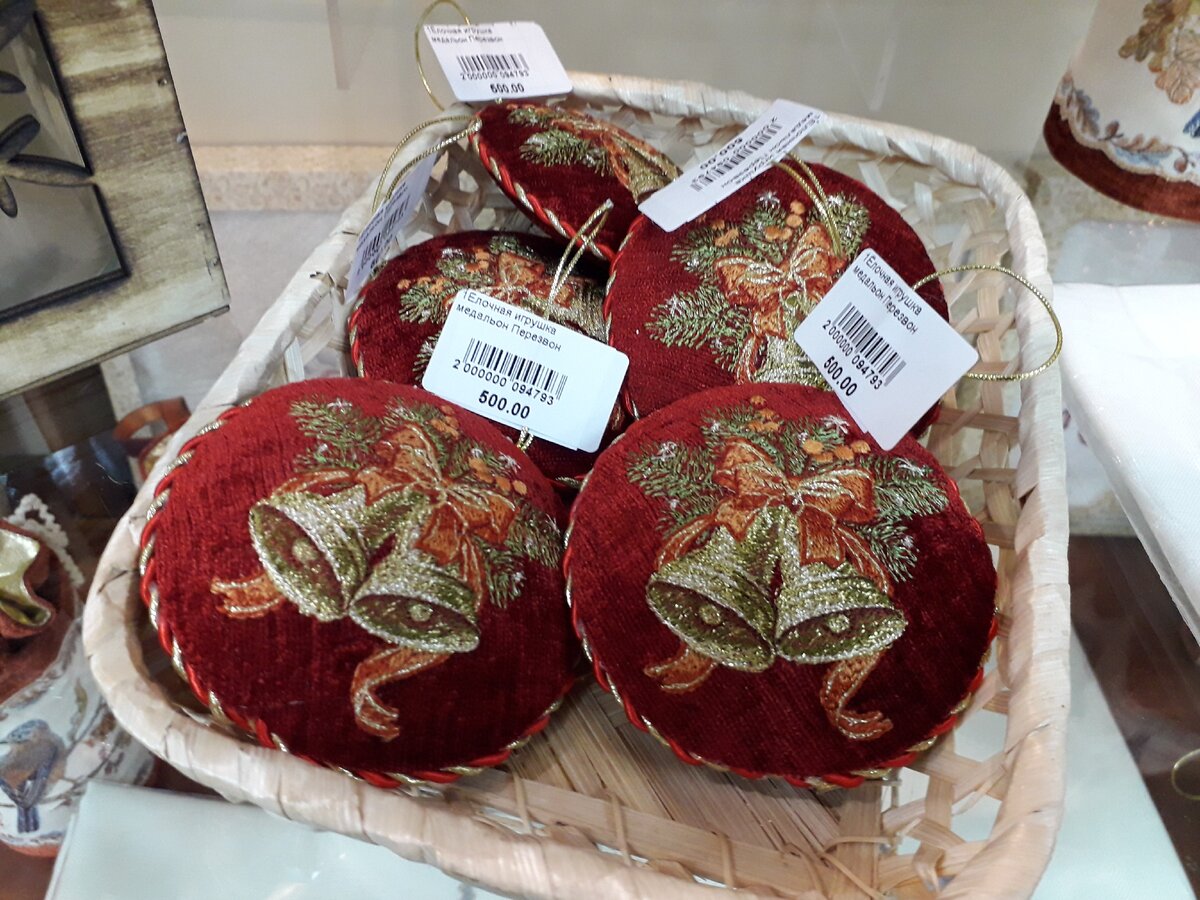 Красный - традиционный рождественский цвет.