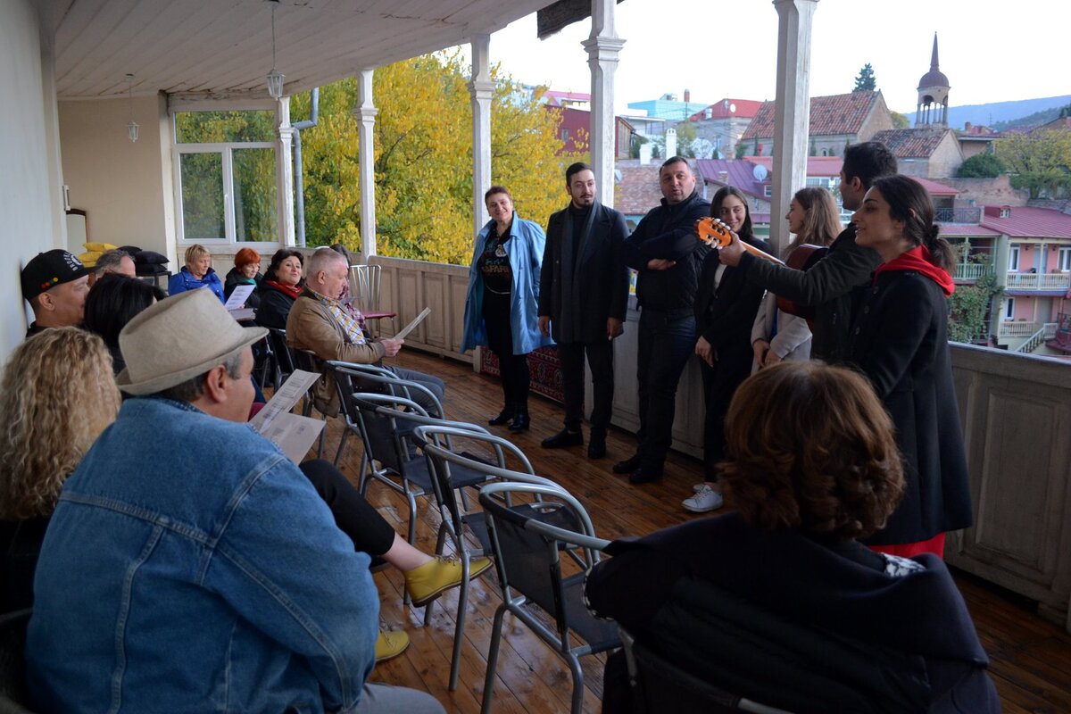 Грузины исполняют песню о Тбилиси. Источник: soundsofgeorgia.ru