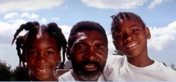 Ричард Уильямс усердно тренировал своих дочерей с юных лет, настраивая сестер на доминирование в спорте на протяжении более чем двух десятилетий.