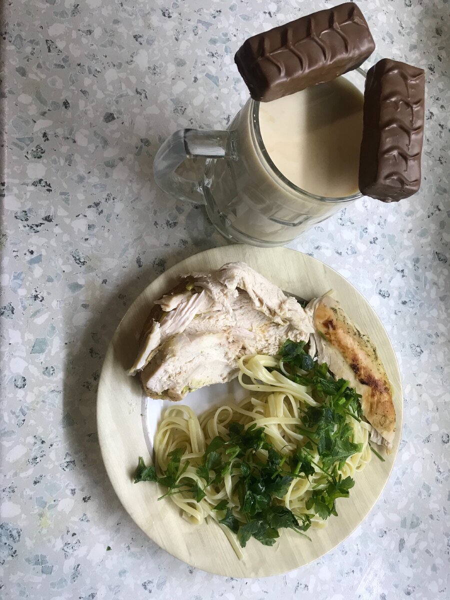 Курица 341 ккал, макароны 330 ккал, кусочек хлеба 92 ккал, чай 100 ккал, шоколадка 400 ккал. Итог: 1263