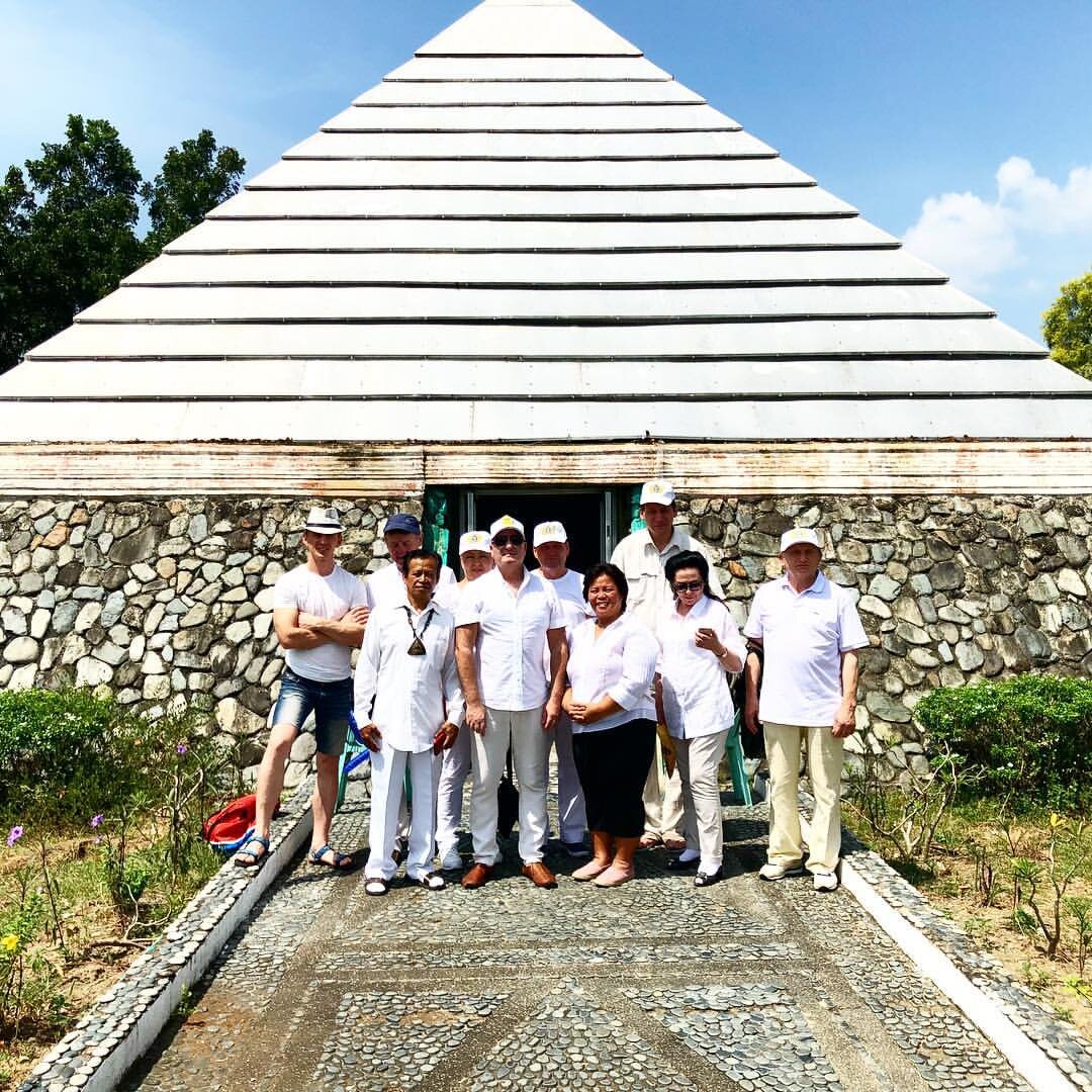 Рушель Блаво и известные хилеры около пирамиды Азии