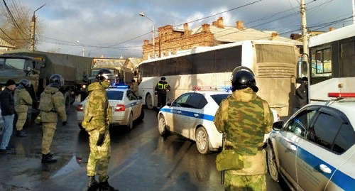 Силовики задержали десятки верующих у мечети