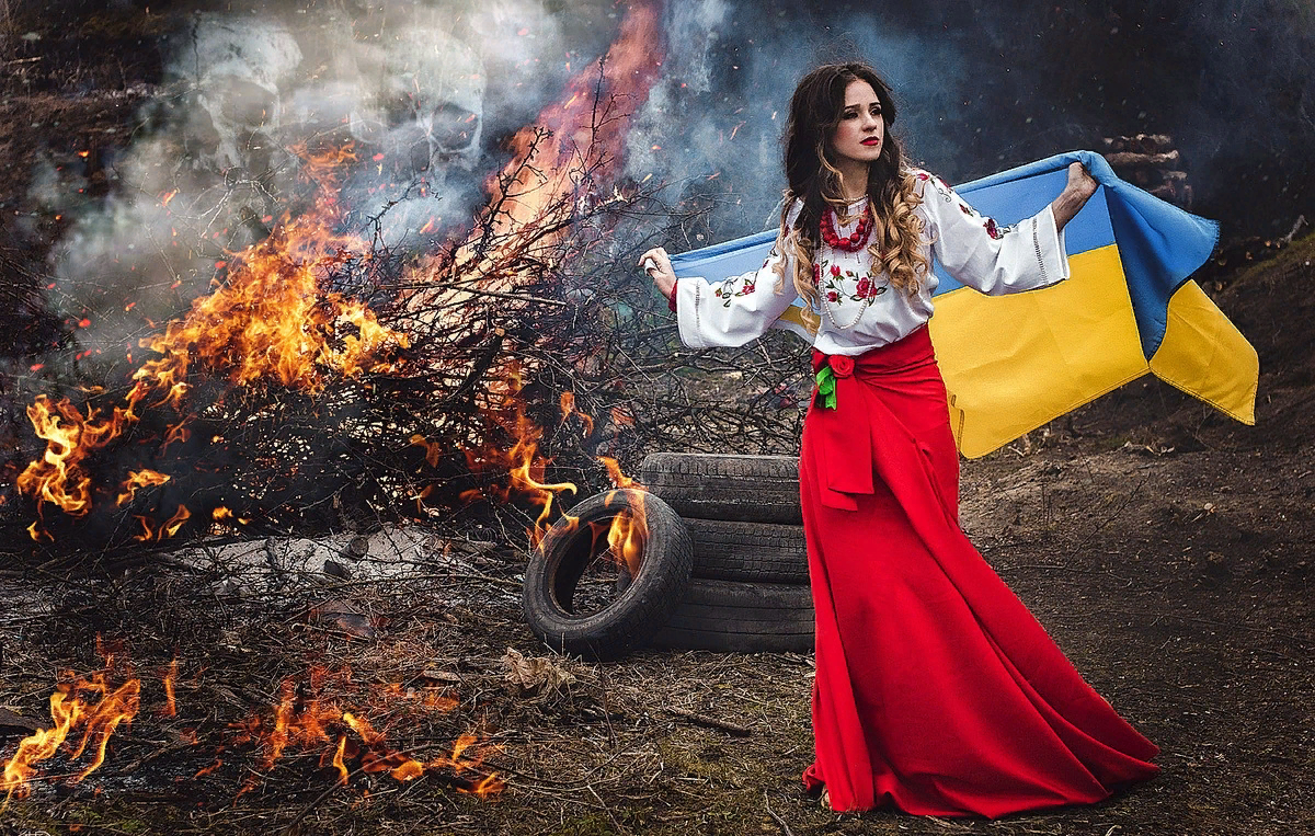 Майдан девушки. Украина в огне. Украинка с флагом. Девушка с украинским флагом.