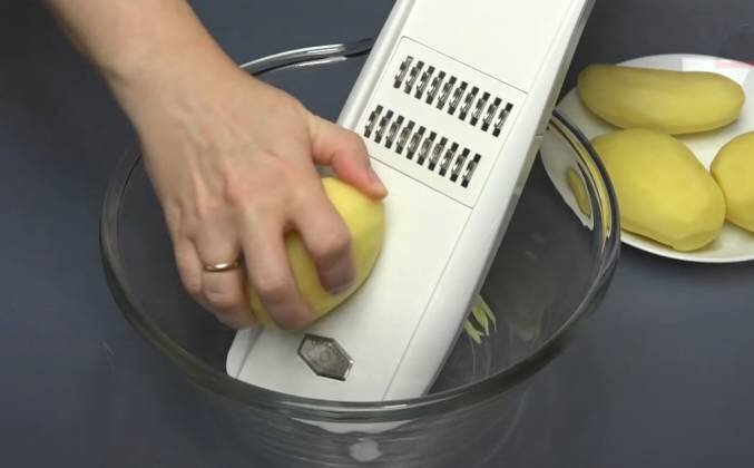 1. Нарезаем на терке картофель почищенный.