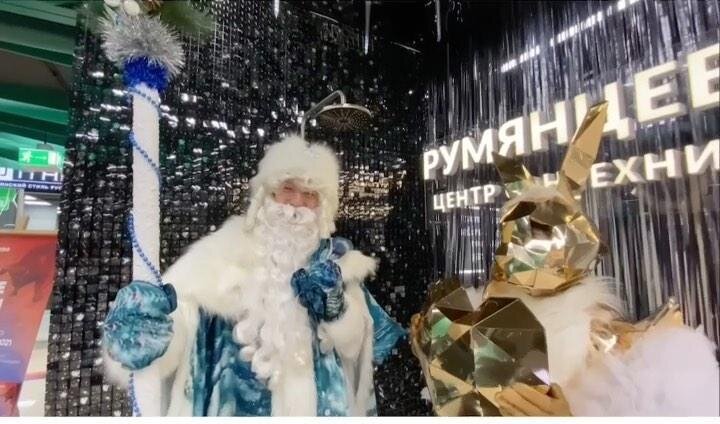 А еще здесь можно встретить самого настоящего Деда Мороза с его верными помощниками!