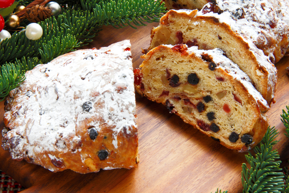 Штоллен страна. Кето штоллен. Рождественский кекс Stollen. Кето Рождественский кекс. Традиционная немецкая выпечка.