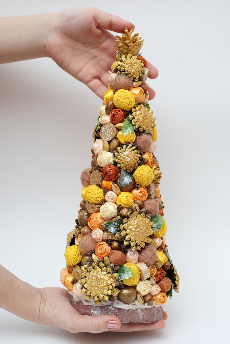 Новогодняя ёлочка из атласных лент и сосновых шишек.