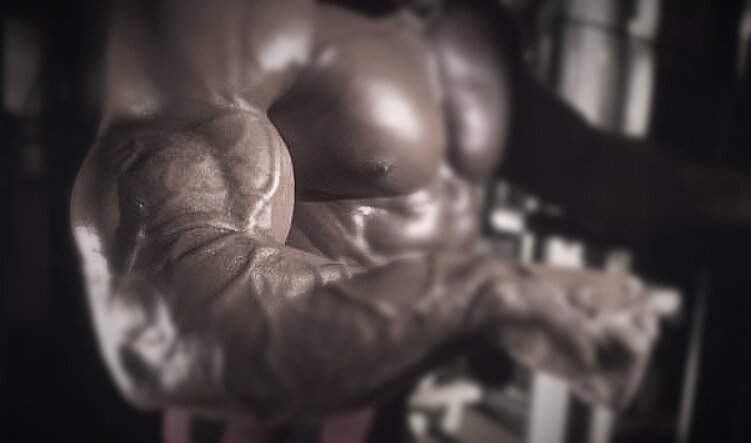 Мощные мышцы рук бодибилдера