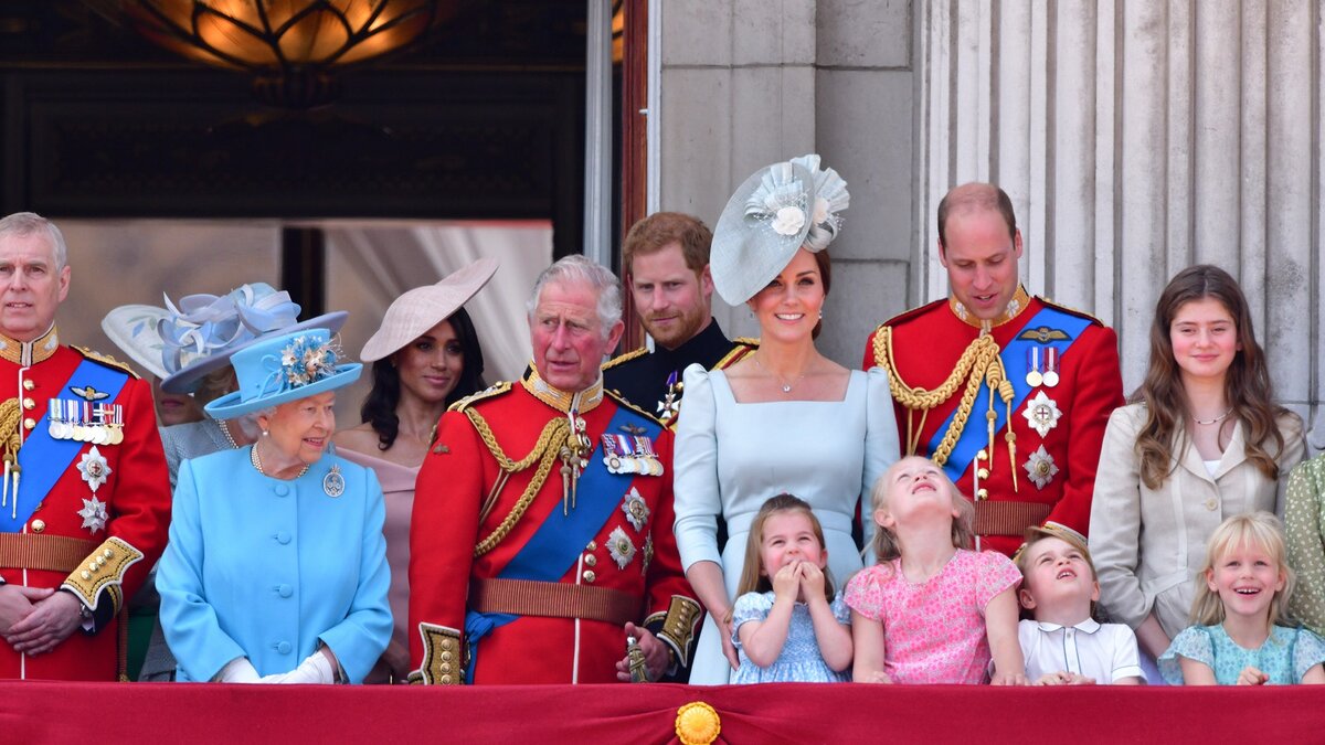 Новости королевского двора. Роял Фэмили сайт королевской семьи. The Royal Family "Королевская семья".. Семья королевы Елизаветы Великобритании. Британская Королевская семья Елизаветы 2.