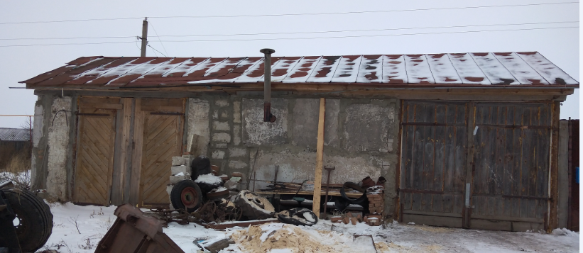 Фото автора. Вот такой у нас гараж. И труба видна.