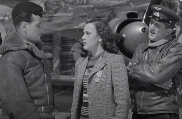 Кадр из фильма "Небесный тихоход" (1945)