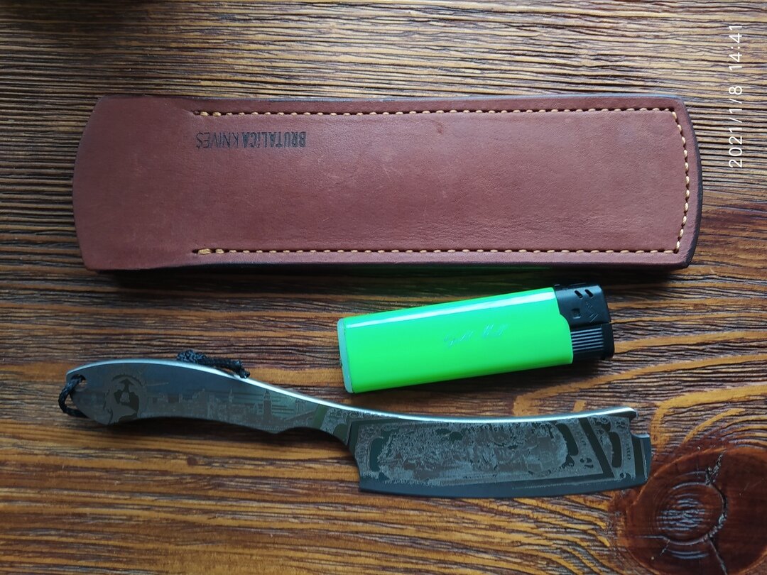 Кожаный чехол по сравнению с зажигалкой (первое что нашлось в кармане)