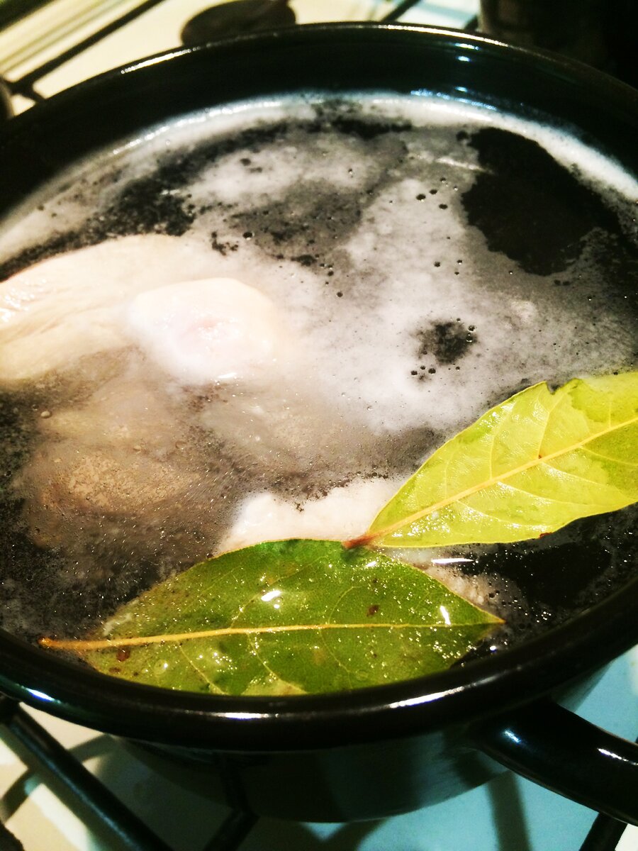 филе куриной грудки отвариваю до готовности в солёной воде+лавровый лист+перец горошком