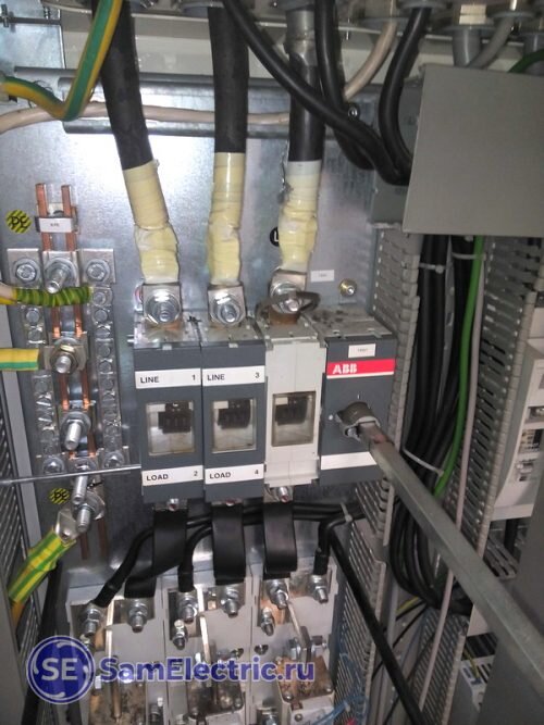 Рубильник ABB с номинальным током 630 А. Третий полюс на фото примечателен тем, что у него отвалилась серая крышка, и на верхней клемме висит металлическая гайка.