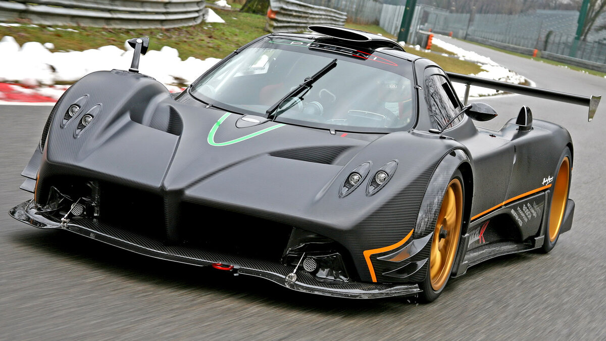 Pagani Zonda R обладает лучшей аэродинамикой среди серийных суперкаров,750л.с,1070 кг веса и 6-литровый двигатель делают ее одной из самых быстрых в классе,но как же Bugatti?Масса в 2-е тонны делает Bugatti достаточно неуправляемой,также введу с излишней массы у нее возникают проблемы с тормозной системой