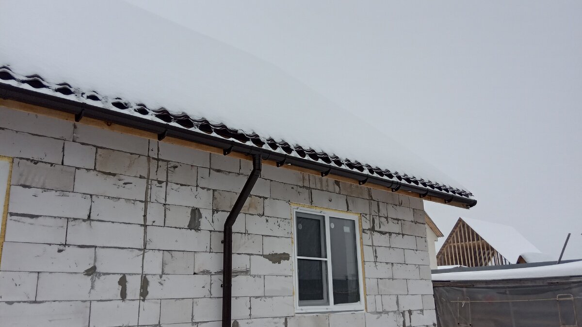 Крыша дома сзади, без снегозащиты.