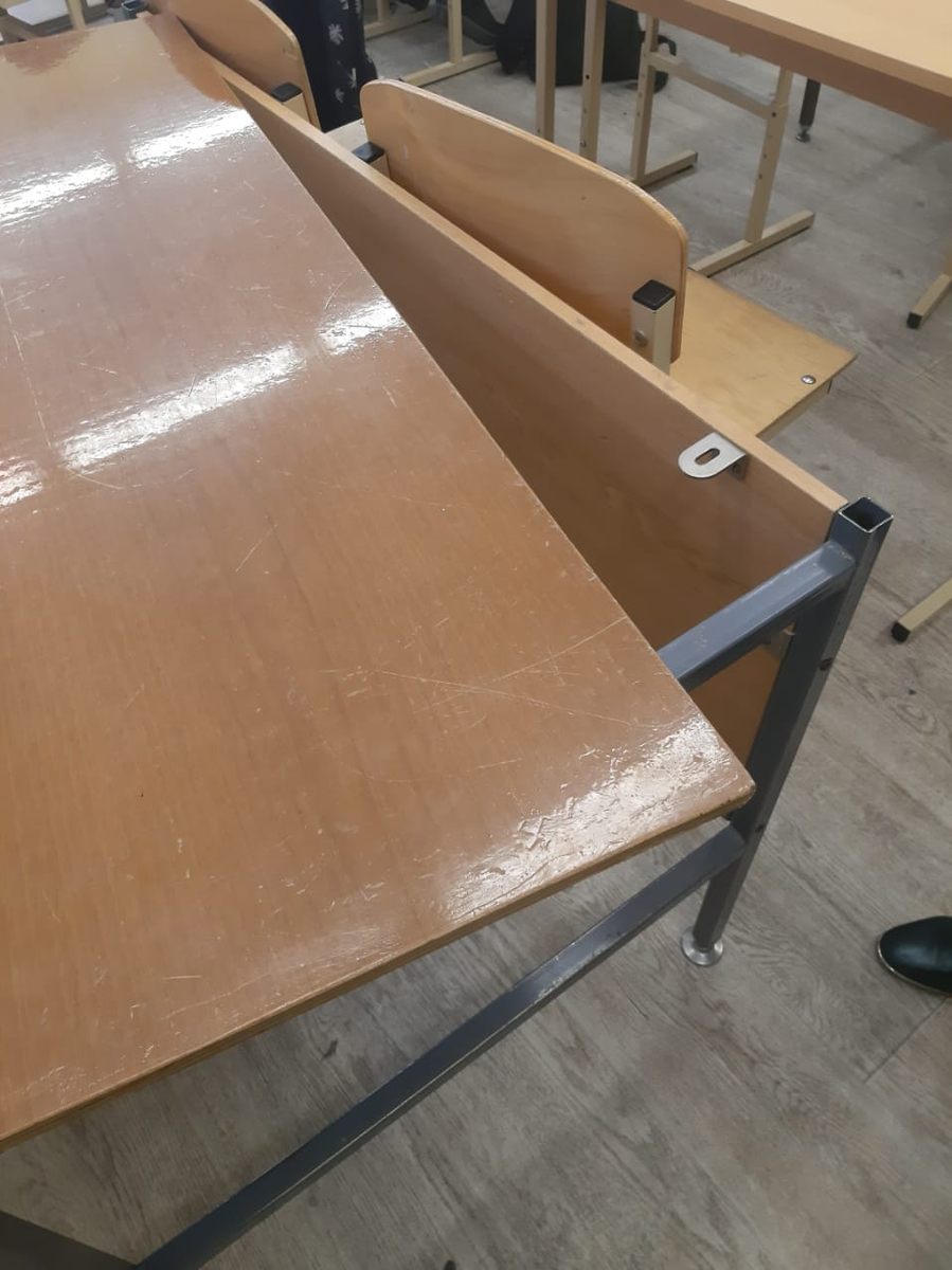 Одна из поломок. Которая легко чинится и причина ее не вандализм, а вибрация при эксплуатации. Мальчики уже починили все.