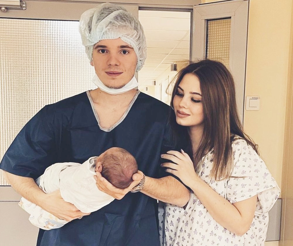 Арсений и Лиана Шульгины в роддоме. Фото: instagram.com/lianashulginaa