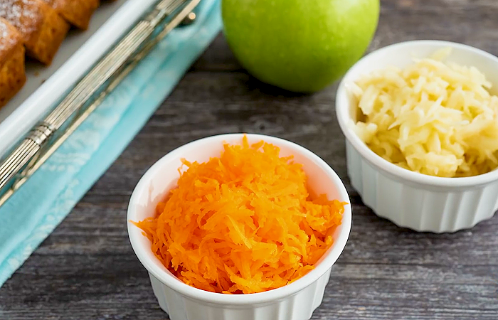 Натираем яблоко и морковь