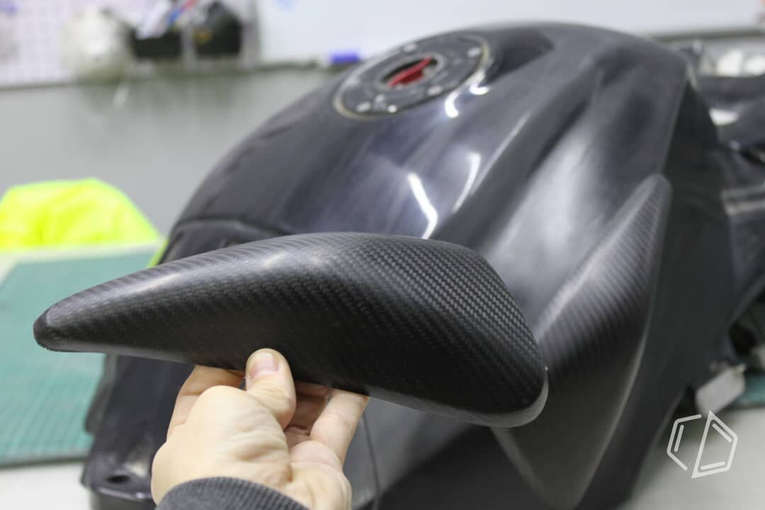 Защитные накладки на бак. Без лака и понтов. Но при этом красиво и функционально.