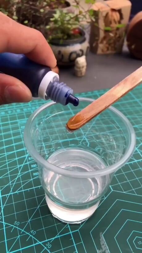 Так выглядит смола и добавление красителя. 