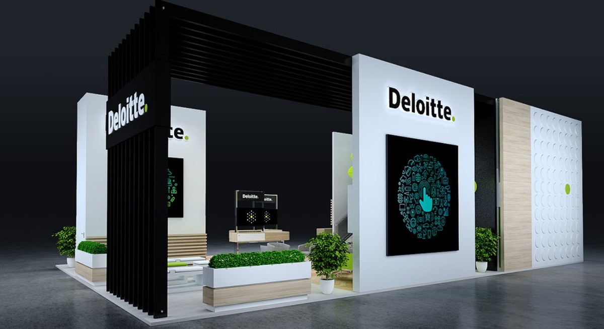 Цветочные композиции делают стенд более дружелюбным.