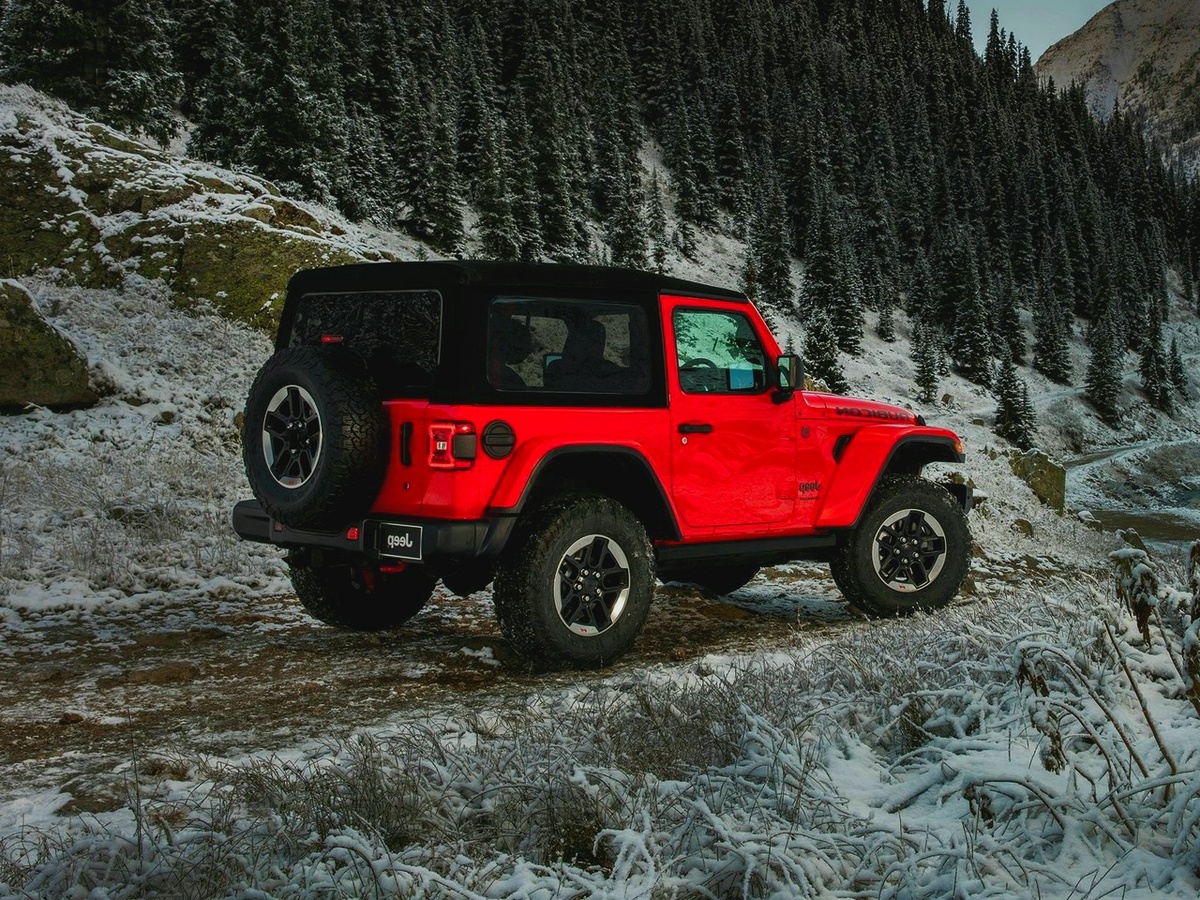 Jeep Wrangler jl.  На фоне зимнего леса . Маленький , удобный jeep jl.