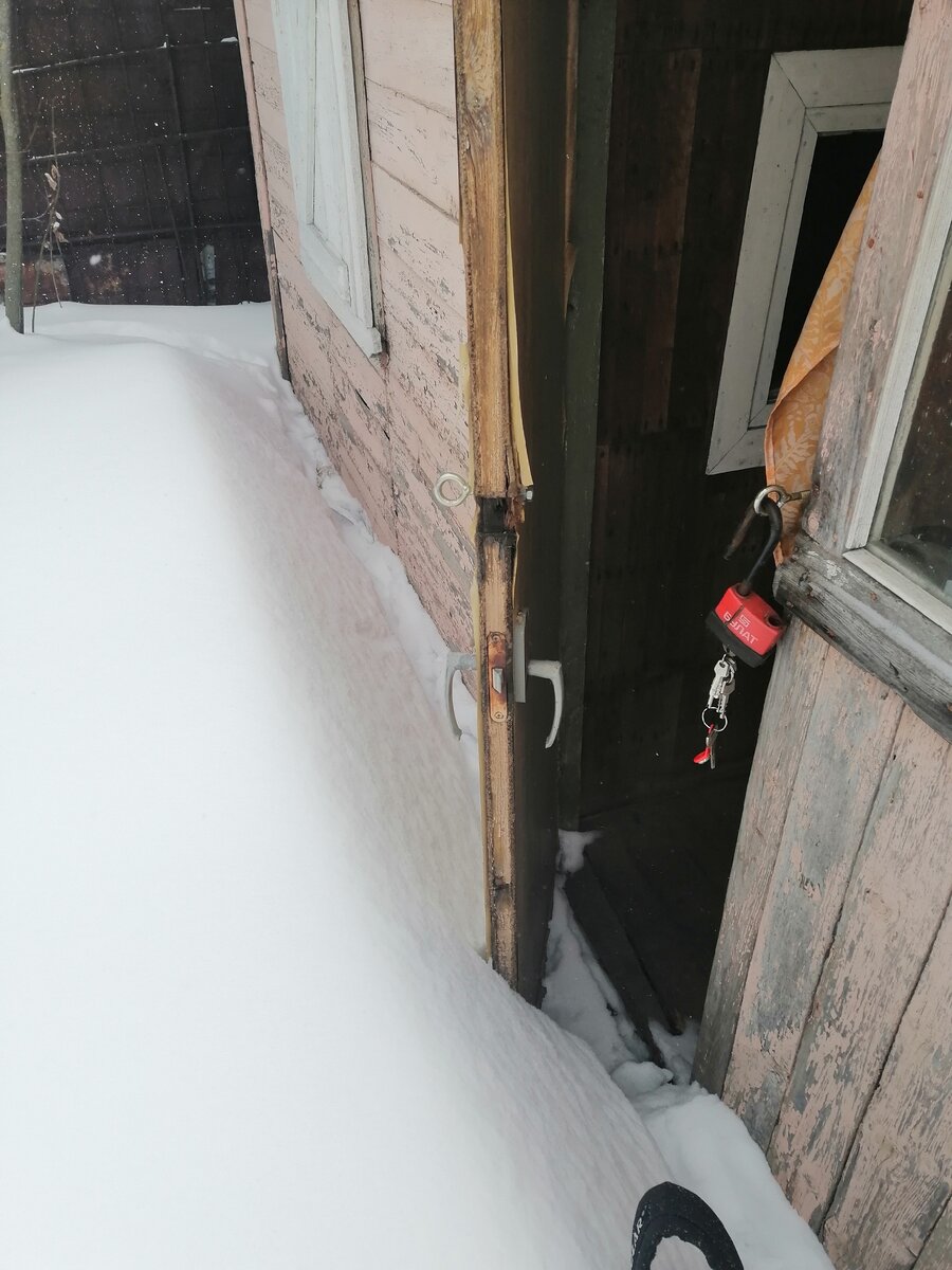 Дверь еле еле открыл