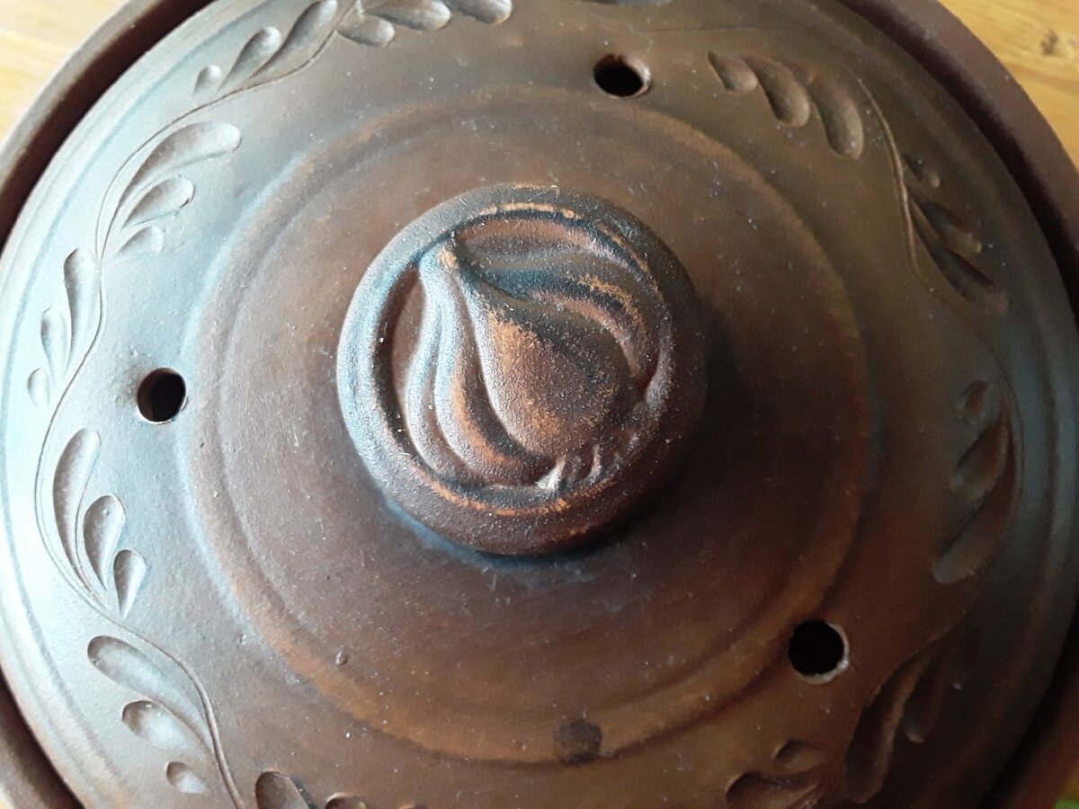 Отверстия в крышке не дают овощам гнить