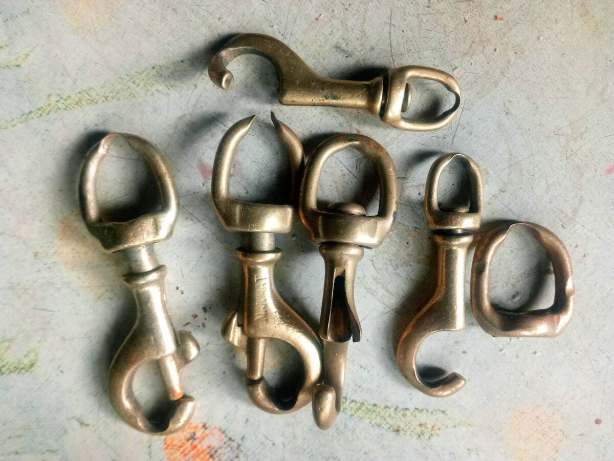 Убитые хасками карабины. Продёрнутые насквозь из кольца, протёртые насквозь цепью и кольцом ошейника, с вырванной в бок защёлкой, со свёрнутым загибом ...