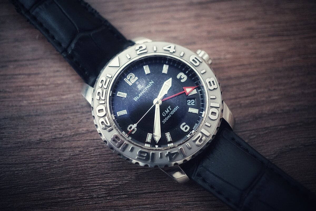 На стекле виден потертый антиблик. 