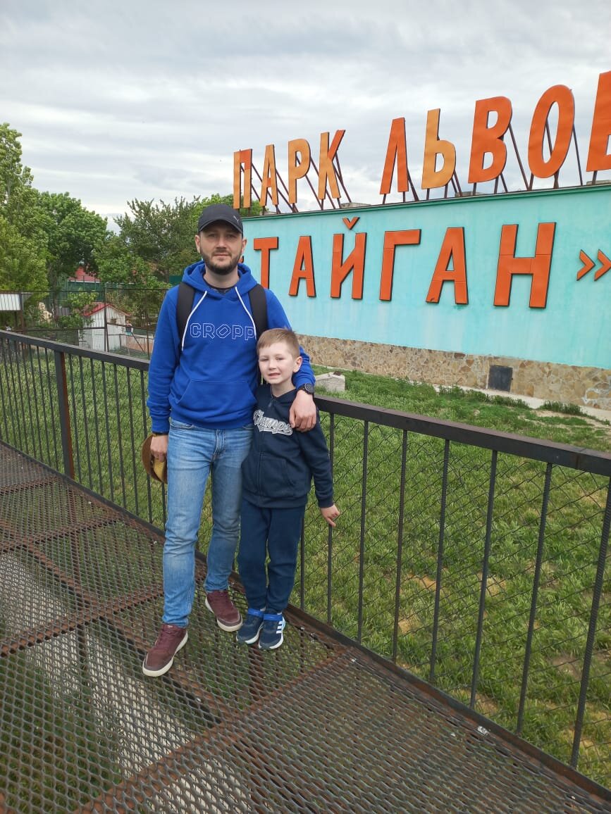 Такие мостики построены для передвижения  по парку.