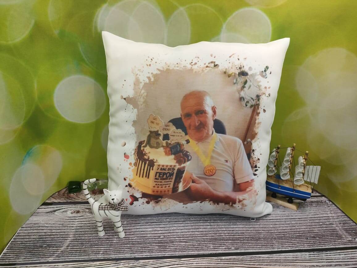 Размер квадратной подушки 35 Х 35 см, подушка в форме сердца 35 Х 35см. Такой подарок может стать как аксессуаром, так и спальной принадлежностью.