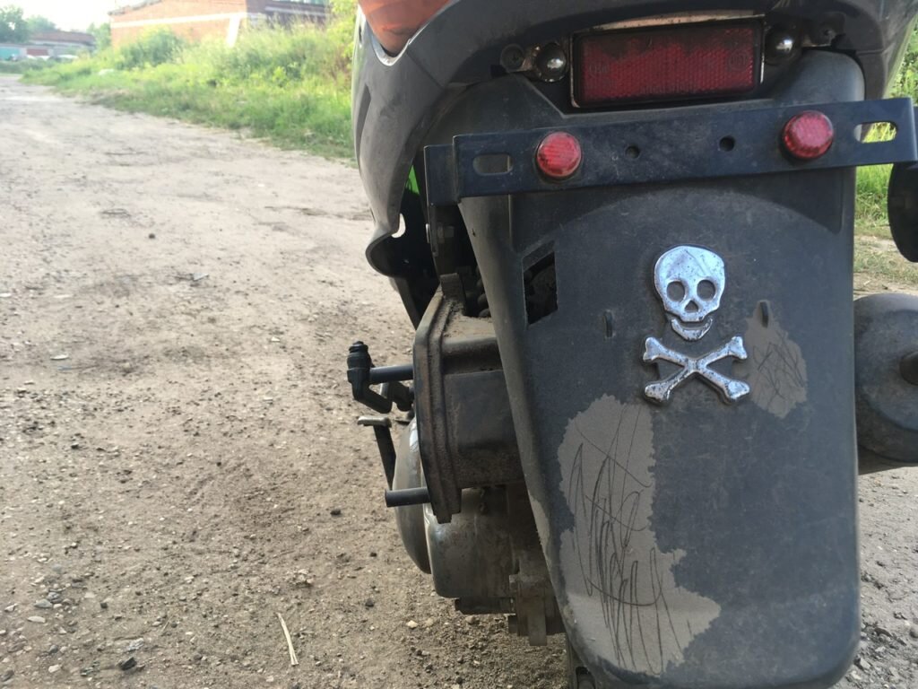 
“Не квадроцикл, а мотоцикл!” - парирует деда внук.