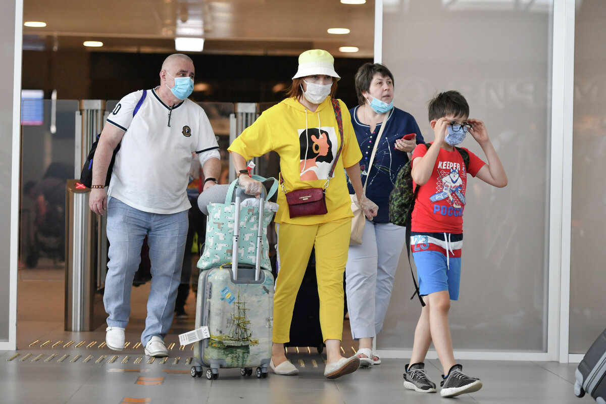 Пассажиры в аэропорту Симферополь // Туристический портал Республики Крым, Константин Крестьянинов 