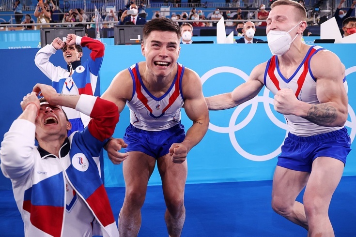 Источник: https://www.championat.com/olympic/news-4412421-rossijskie-gimnasty-zavoevali-pervoe-zoloto-na-olimpiade-za-25-let-v-komandnom-mnogobore.html 