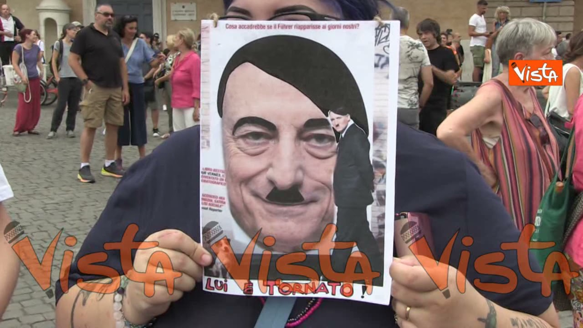 Карикатура на премьер-министра Драги у участника манифестации. 
Источник: Agenzia Vista