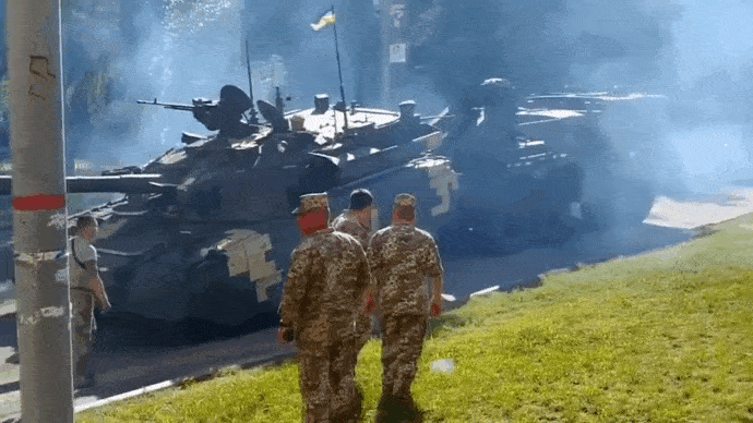 Буксировка неисправного украинского ОБТ (GIF видео).