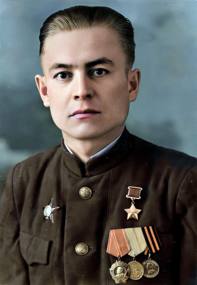 Герой Советского Союза Назаров Алексей Прокопьевич. На момент подвига — заряжающий орудия 451-го гаубичного артиллерийского полка 40-й гаубичной артиллерийской бригады 11-й артиллерийской дивизии 6-й армии Юго-Западного фронта, красноармеец. Источник: ru.wikipedia