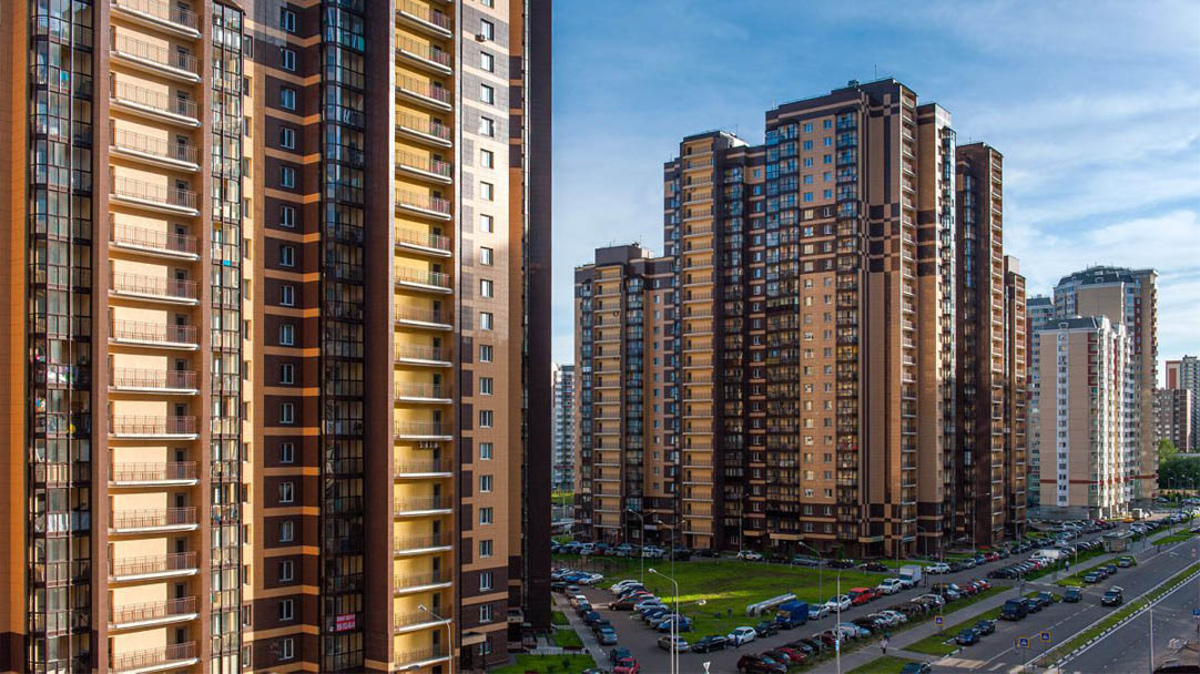 Ожидание — блестящие панели, вечнозеленый газон и голубое небо