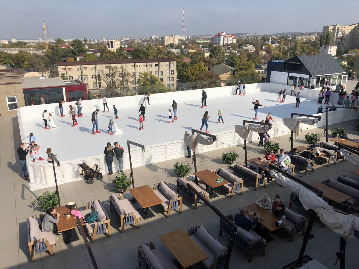 Открытый каток с синтетическим льдом Супер-Глайд на крыше торгового центра (Симферополь).