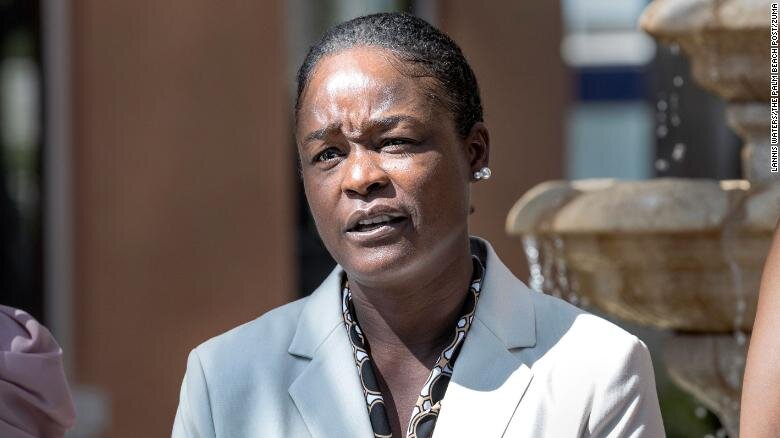 Чернокожая женщина-пожарный с белым лицом